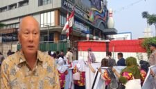 Foto: Sejumlah karyawan tampak membawa perlengkapan saat berada di area Club de Arjuna, Jakarta Barat, di tengah sengketa lahan yang berdampak pada aktivitas usaha. Persoalan tersebut disebut membuat ratusan karyawan harus dirumahkan selama sekitar tiga bulan.