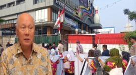 Foto: Sejumlah karyawan tampak membawa perlengkapan saat berada di area Club de Arjuna, Jakarta Barat, di tengah sengketa lahan yang berdampak pada aktivitas usaha. Persoalan tersebut disebut membuat ratusan karyawan harus dirumahkan selama sekitar tiga bulan.