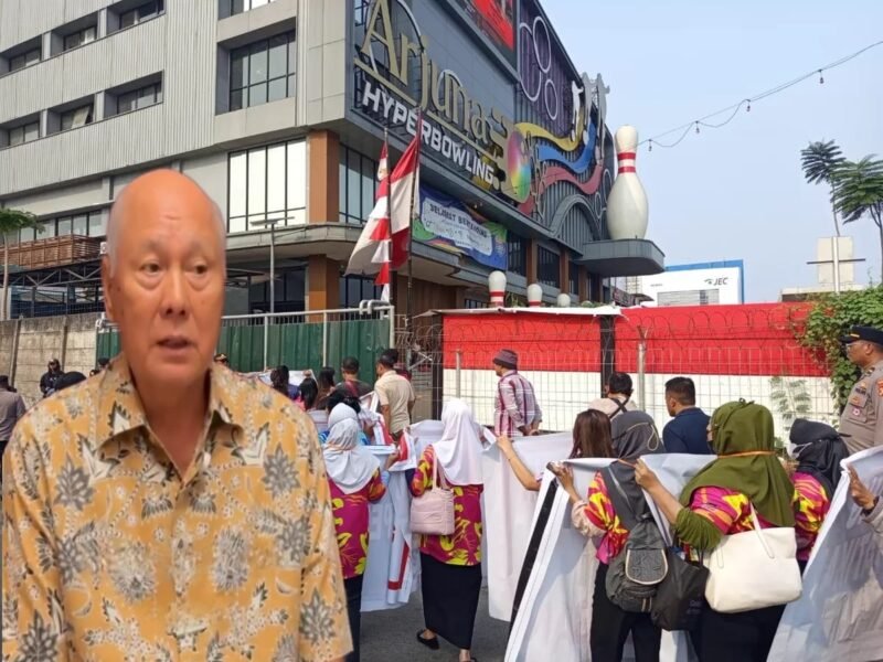 Foto: Sejumlah karyawan tampak membawa perlengkapan saat berada di area Club de Arjuna, Jakarta Barat, di tengah sengketa lahan yang berdampak pada aktivitas usaha. Persoalan tersebut disebut membuat ratusan karyawan harus dirumahkan selama sekitar tiga bulan.