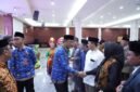 Foto: Wali Kota Administrasi Jakarta Timur Munjirin bersalaman dengan sejumlah peserta usai menghadiri Silaturahmi Kebhinekaan dan Pelaksanaan Forum Pembauran Kebangsaan (FPK) Jakarta Timur di Aula Bambu Apus-Blok C, Kantor Wali Kota Administrasi Jakarta Timur, Senin (21/9/2026).