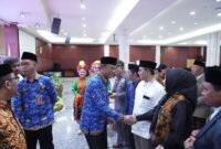 Foto: Wali Kota Administrasi Jakarta Timur Munjirin bersalaman dengan sejumlah peserta usai menghadiri Silaturahmi Kebhinekaan dan Pelaksanaan Forum Pembauran Kebangsaan (FPK) Jakarta Timur di Aula Bambu Apus-Blok C, Kantor Wali Kota Administrasi Jakarta Timur, Senin (21/9/2026).