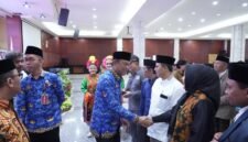 Foto: Wali Kota Administrasi Jakarta Timur Munjirin bersalaman dengan sejumlah peserta usai menghadiri Silaturahmi Kebhinekaan dan Pelaksanaan Forum Pembauran Kebangsaan (FPK) Jakarta Timur di Aula Bambu Apus-Blok C, Kantor Wali Kota Administrasi Jakarta Timur, Senin (21/9/2026).