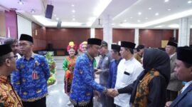 Foto: Wali Kota Administrasi Jakarta Timur Munjirin bersalaman dengan sejumlah peserta usai menghadiri Silaturahmi Kebhinekaan dan Pelaksanaan Forum Pembauran Kebangsaan (FPK) Jakarta Timur di Aula Bambu Apus-Blok C, Kantor Wali Kota Administrasi Jakarta Timur, Senin (21/9/2026).