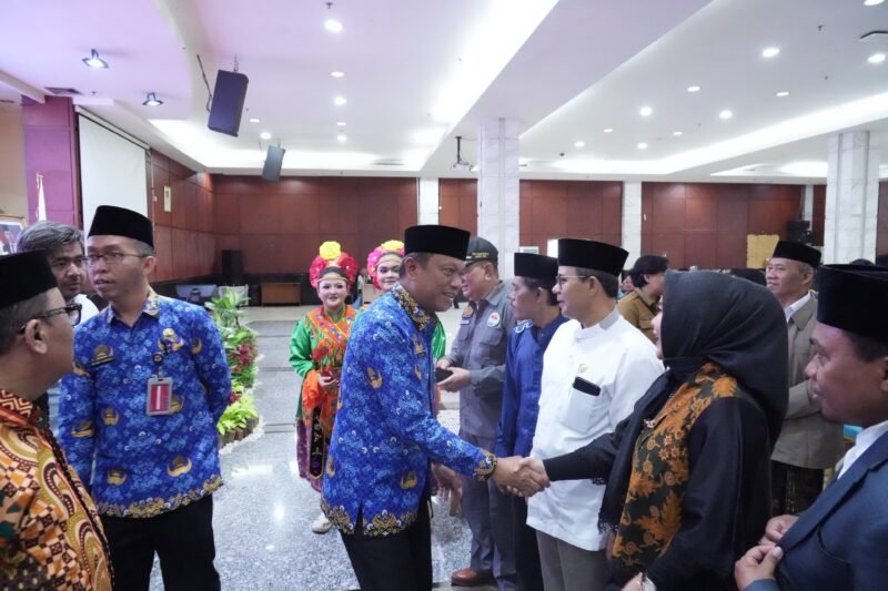 Foto: Wali Kota Administrasi Jakarta Timur Munjirin bersalaman dengan sejumlah peserta usai menghadiri Silaturahmi Kebhinekaan dan Pelaksanaan Forum Pembauran Kebangsaan (FPK) Jakarta Timur di Aula Bambu Apus-Blok C, Kantor Wali Kota Administrasi Jakarta Timur, Senin (21/9/2026).