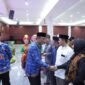 Foto: Wali Kota Administrasi Jakarta Timur Munjirin bersalaman dengan sejumlah peserta usai menghadiri Silaturahmi Kebhinekaan dan Pelaksanaan Forum Pembauran Kebangsaan (FPK) Jakarta Timur di Aula Bambu Apus-Blok C, Kantor Wali Kota Administrasi Jakarta Timur, Senin (21/9/2026).