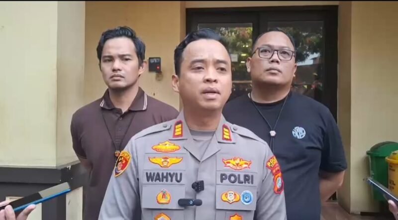 Foto: Kapolsek Tambora AKP Wahyu Hidayat saat memberikan keterangan terkait pengungkapan kasus pencurian sepeda motor di kawasan Jalan Pekapuran, Tambora, Jakarta Barat.