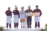 Foto:Komandan Komando Daerah Angkatan Laut (Dankodaeral) IV Laksamana Muda TNI Berkat Widjanarko bersama sejumlah pejabat berfoto bersama usai menerima penghargaan atas kontribusi dalam pelaksanaan Program Kampung Bahari Nusantara (KBN) Tahun 2026 di Pulau Penyengat, Tanjungpinang, Kepulauan Riau.