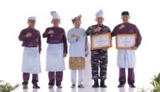 Foto:Komandan Komando Daerah Angkatan Laut (Dankodaeral) IV Laksamana Muda TNI Berkat Widjanarko bersama sejumlah pejabat berfoto bersama usai menerima penghargaan atas kontribusi dalam pelaksanaan Program Kampung Bahari Nusantara (KBN) Tahun 2026 di Pulau Penyengat, Tanjungpinang, Kepulauan Riau.