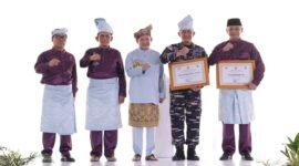 Foto:Komandan Komando Daerah Angkatan Laut (Dankodaeral) IV Laksamana Muda TNI Berkat Widjanarko bersama sejumlah pejabat berfoto bersama usai menerima penghargaan atas kontribusi dalam pelaksanaan Program Kampung Bahari Nusantara (KBN) Tahun 2026 di Pulau Penyengat, Tanjungpinang, Kepulauan Riau.