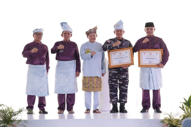 Foto:Komandan Komando Daerah Angkatan Laut (Dankodaeral) IV Laksamana Muda TNI Berkat Widjanarko bersama sejumlah pejabat berfoto bersama usai menerima penghargaan atas kontribusi dalam pelaksanaan Program Kampung Bahari Nusantara (KBN) Tahun 2026 di Pulau Penyengat, Tanjungpinang, Kepulauan Riau.