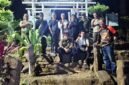 Foto: Sejumlah anggota Persatuan Wartawan Indonesia (PWI) berfoto bersama di kawasan Situs Megalitikum Gunung Padang, Cianjur, Jawa Barat, Kamis Malam, (24/9/2026).