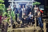 Foto: Sejumlah anggota Persatuan Wartawan Indonesia (PWI) berfoto bersama di kawasan Situs Megalitikum Gunung Padang, Cianjur, Jawa Barat, Kamis Malam, (24/9/2026).