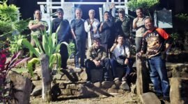 Foto: Sejumlah anggota Persatuan Wartawan Indonesia (PWI) berfoto bersama di kawasan Situs Megalitikum Gunung Padang, Cianjur, Jawa Barat, Kamis Malam, (24/9/2026).