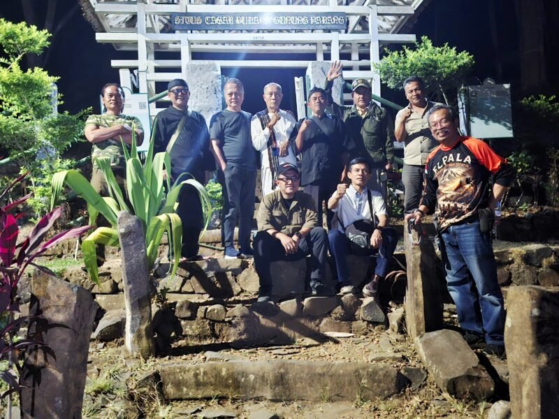 Foto: Sejumlah anggota Persatuan Wartawan Indonesia (PWI) berfoto bersama di kawasan Situs Megalitikum Gunung Padang, Cianjur, Jawa Barat, Kamis Malam, (24/9/2026).
