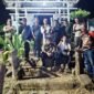 Foto: Sejumlah anggota Persatuan Wartawan Indonesia (PWI) berfoto bersama di kawasan Situs Megalitikum Gunung Padang, Cianjur, Jawa Barat, Kamis Malam, (24/9/2026).