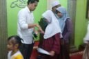 Foto: Sejumlah anak yatim menerima santunan dalam kegiatan Jumat Berkah yang digelar Unit Reskrim Polsek Tambora, Jakarta Barat, Jumat (25/9/2026). 