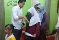 Foto: Sejumlah anak yatim menerima santunan dalam kegiatan Jumat Berkah yang digelar Unit Reskrim Polsek Tambora, Jakarta Barat, Jumat (25/9/2026). 