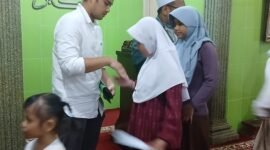Foto: Sejumlah anak yatim menerima santunan dalam kegiatan Jumat Berkah yang digelar Unit Reskrim Polsek Tambora, Jakarta Barat, Jumat (25/9/2026). 