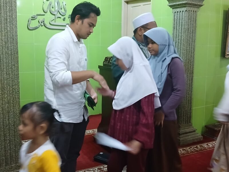 Foto: Sejumlah anak yatim menerima santunan dalam kegiatan Jumat Berkah yang digelar Unit Reskrim Polsek Tambora, Jakarta Barat, Jumat (25/9/2026). 