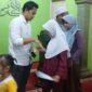 Foto: Sejumlah anak yatim menerima santunan dalam kegiatan Jumat Berkah yang digelar Unit Reskrim Polsek Tambora, Jakarta Barat, Jumat (25/9/2026). 