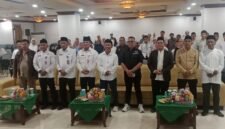 Foto: Ketua PWI Jaya, KesitB Handoyo bersama sejumlah pejabat Pemerintah Kota Administrasi Jakarta Selatan bersama pengurus dan anggota PWI Pokja Wali Kota Jakarta Selatan berfoto bersama usai kegiatan peringatan Maulid Nabi Muhammad SAW di Ruang Dirgantara, Kantor Wali Kota Jakarta Selatan, Jumat (25/9/2026).
