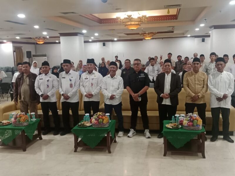 Foto: Ketua PWI Jaya, KesitB Handoyo bersama sejumlah pejabat Pemerintah Kota Administrasi Jakarta Selatan bersama pengurus dan anggota PWI Pokja Wali Kota Jakarta Selatan berfoto bersama usai kegiatan peringatan Maulid Nabi Muhammad SAW di Ruang Dirgantara, Kantor Wali Kota Jakarta Selatan, Jumat (25/9/2026). 