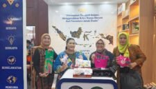 Karya kreatif Warga Binaan Pemasyarakatan (WBP) tak lagi sekadar aktivitas untuk mengisi waktu di balik tembok lapas dan rutan. Melalui tangan-tangan terampil para WBP, beragam produk kriya kini mulai dibawa ke panggung pameran dan dibidik untuk menembus pasar nasional hingga mancanegara.