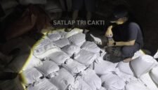 Upaya pengiriman komoditas timah ilegal antarpulau kembali digagalkan. Satuan Lapangan (Satlap) Tri Cakti berhasil mengamankan 1,5 ton pasir timah kering yang disembunyikan di balik muatan sagu di Kota Pangkalpinang, Sabtu (26/9/2026).