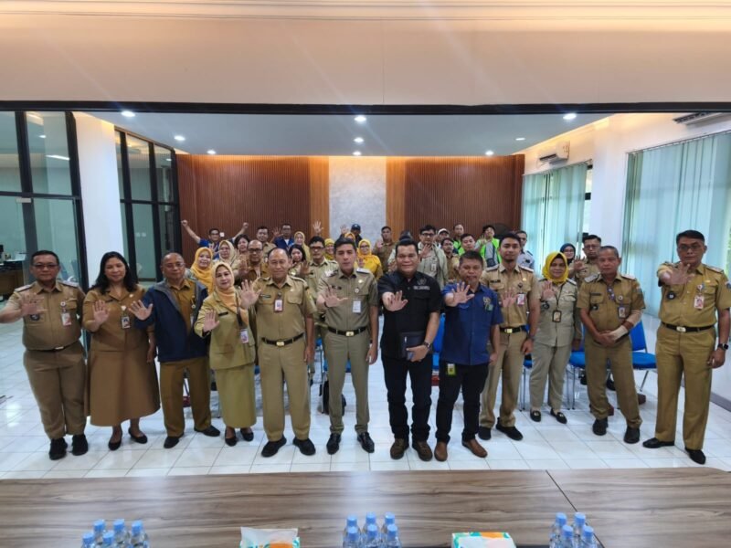 Foto: Pengurus dan anggota Pokja PWI Wali Kota Jakarta Timur bersama jajaran Pemerintah Kecamatan Kramat Jati berfoto bersama usai audiensi di Kantor Kecamatan Kramat Jati, Jakarta Timur, Senin (28/9/2026).