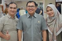 Foto: Sudirman Sulaiman atau Haji Ninong berfoto bersama Prof. Dr. dr. Terawan Agus Putranto dan pendampingnya usai menjalani rangkaian imunoterapi tahap kedua di RSPAD Gatot Soebroto, Jakarta, Senin (28/9/2026).