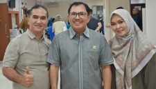 Foto: Sudirman Sulaiman atau Haji Ninong berfoto bersama Prof. Dr. dr. Terawan Agus Putranto dan pendampingnya usai menjalani rangkaian imunoterapi tahap kedua di RSPAD Gatot Soebroto, Jakarta, Senin (28/9/2026).