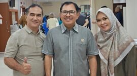 Foto: Sudirman Sulaiman atau Haji Ninong berfoto bersama Prof. Dr. dr. Terawan Agus Putranto dan pendampingnya usai menjalani rangkaian imunoterapi tahap kedua di RSPAD Gatot Soebroto, Jakarta, Senin (28/9/2026).