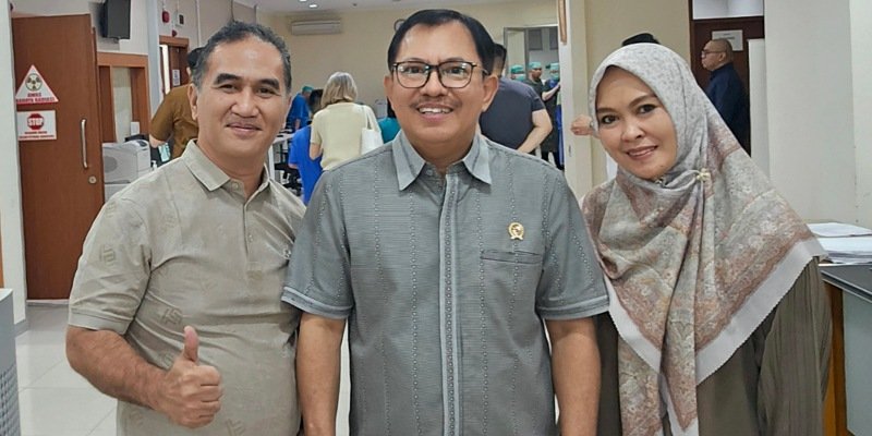 Foto: Sudirman Sulaiman atau Haji Ninong berfoto bersama Prof. Dr. dr. Terawan Agus Putranto dan pendampingnya usai menjalani rangkaian imunoterapi tahap kedua di RSPAD Gatot Soebroto, Jakarta, Senin (28/9/2026).