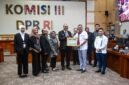 Foto: Ketua Umum Dewan Pergerakan Advokat Republik Indonesia (DePA-RI) Dr. T.M. Luthfi Yazid bersama jajaran tim penyusun berfoto bersama usai mengikuti Rapat Dengar Pendapat Umum (RDPU) terkait Rancangan Undang-Undang (RUU) Perampasan Aset di Kompleks Parlemen, Jakarta.