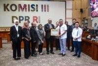 Foto: Ketua Umum Dewan Pergerakan Advokat Republik Indonesia (DePA-RI) Dr. T.M. Luthfi Yazid bersama jajaran tim penyusun berfoto bersama usai mengikuti Rapat Dengar Pendapat Umum (RDPU) terkait Rancangan Undang-Undang (RUU) Perampasan Aset di Kompleks Parlemen, Jakarta.