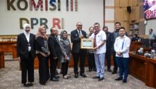 Foto: Ketua Umum Dewan Pergerakan Advokat Republik Indonesia (DePA-RI) Dr. T.M. Luthfi Yazid bersama jajaran tim penyusun berfoto bersama usai mengikuti Rapat Dengar Pendapat Umum (RDPU) terkait Rancangan Undang-Undang (RUU) Perampasan Aset di Kompleks Parlemen, Jakarta.
