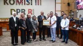 Foto: Ketua Umum Dewan Pergerakan Advokat Republik Indonesia (DePA-RI) Dr. T.M. Luthfi Yazid bersama jajaran tim penyusun berfoto bersama usai mengikuti Rapat Dengar Pendapat Umum (RDPU) terkait Rancangan Undang-Undang (RUU) Perampasan Aset di Kompleks Parlemen, Jakarta.