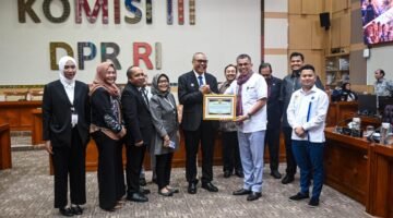 Foto: Ketua Umum Dewan Pergerakan Advokat Republik Indonesia (DePA-RI) Dr. T.M. Luthfi Yazid bersama jajaran tim penyusun berfoto bersama usai mengikuti Rapat Dengar Pendapat Umum (RDPU) terkait Rancangan Undang-Undang (RUU) Perampasan Aset di Kompleks Parlemen, Jakarta.