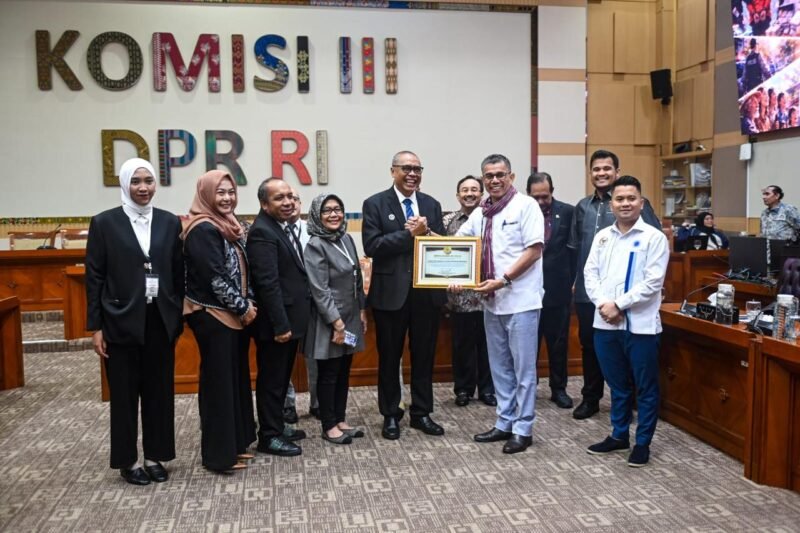 Foto: Ketua Umum Dewan Pergerakan Advokat Republik Indonesia (DePA-RI) Dr. T.M. Luthfi Yazid bersama jajaran tim penyusun berfoto bersama usai mengikuti Rapat Dengar Pendapat Umum (RDPU) terkait Rancangan Undang-Undang (RUU) Perampasan Aset di Kompleks Parlemen, Jakarta.
