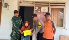 Foto: Babinsa Sumberingin Serka Aman Yuono bersama Bhabinkamtibmas Brigadir Polisi Wahyu Aji mendampingi penyaluran Bantuan Langsung Tunai (BLT) secara door to door kepada warga Desa Sumberingin, Kecamatan Karangan, Kabupaten Trenggalek, Selasa (29/9/2026).