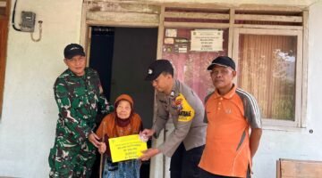 Foto: Babinsa Sumberingin Serka Aman Yuono bersama Bhabinkamtibmas Brigadir Polisi Wahyu Aji mendampingi penyaluran Bantuan Langsung Tunai (BLT) secara door to door kepada warga Desa Sumberingin, Kecamatan Karangan, Kabupaten Trenggalek, Selasa (29/9/2026).