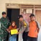 Foto: Babinsa Sumberingin Serka Aman Yuono bersama Bhabinkamtibmas Brigadir Polisi Wahyu Aji mendampingi penyaluran Bantuan Langsung Tunai (BLT) secara door to door kepada warga Desa Sumberingin, Kecamatan Karangan, Kabupaten Trenggalek, Selasa (29/9/2026).