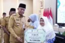Foto: Wali Kota Administrasi Jakarta Timur, Munjirin, menyerahkan penghargaan kepada majelis taklim yang meraih hasil terbaik dalam pembinaan majelis taklim tingkat Kota Administrasi Jakarta Timur Tahun 2026, Selasa (29/9/2026).