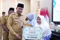 Foto: Wali Kota Administrasi Jakarta Timur, Munjirin, menyerahkan penghargaan kepada majelis taklim yang meraih hasil terbaik dalam pembinaan majelis taklim tingkat Kota Administrasi Jakarta Timur Tahun 2026, Selasa (29/9/2026).