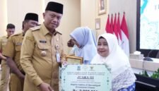 Foto: Wali Kota Administrasi Jakarta Timur, Munjirin, menyerahkan penghargaan kepada majelis taklim yang meraih hasil terbaik dalam pembinaan majelis taklim tingkat Kota Administrasi Jakarta Timur Tahun 2026, Selasa (29/9/2026).
