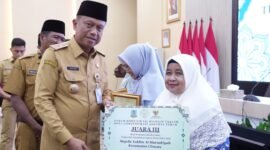 Foto: Wali Kota Administrasi Jakarta Timur, Munjirin, menyerahkan penghargaan kepada majelis taklim yang meraih hasil terbaik dalam pembinaan majelis taklim tingkat Kota Administrasi Jakarta Timur Tahun 2026, Selasa (29/9/2026).