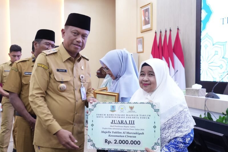 Foto: Wali Kota Administrasi Jakarta Timur, Munjirin, menyerahkan penghargaan kepada majelis taklim yang meraih hasil terbaik dalam pembinaan majelis taklim tingkat Kota Administrasi Jakarta Timur Tahun 2026, Selasa (29/9/2026).