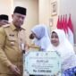 Foto: Wali Kota Administrasi Jakarta Timur, Munjirin, menyerahkan penghargaan kepada majelis taklim yang meraih hasil terbaik dalam pembinaan majelis taklim tingkat Kota Administrasi Jakarta Timur Tahun 2026, Selasa (29/9/2026).