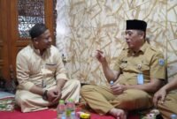 Foto: Sekretaris Kota Administrasi Jakarta Timur Eka Darmawan berbincang bersama pimpinan Majelis Taklim Nurul Hasan, Habib Syekh Bin Umar, saat bersilaturahmi di kediamannya, Batu Ampar, Kramat Jati, Jakarta Timur, Selasa (29/9/2026).