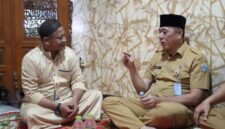 Foto: Sekretaris Kota Administrasi Jakarta Timur Eka Darmawan berbincang bersama pimpinan Majelis Taklim Nurul Hasan, Habib Syekh Bin Umar, saat bersilaturahmi di kediamannya, Batu Ampar, Kramat Jati, Jakarta Timur, Selasa (29/9/2026).